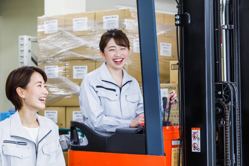 リーチリフトスタッフが倉庫で荷役作業を行う様子